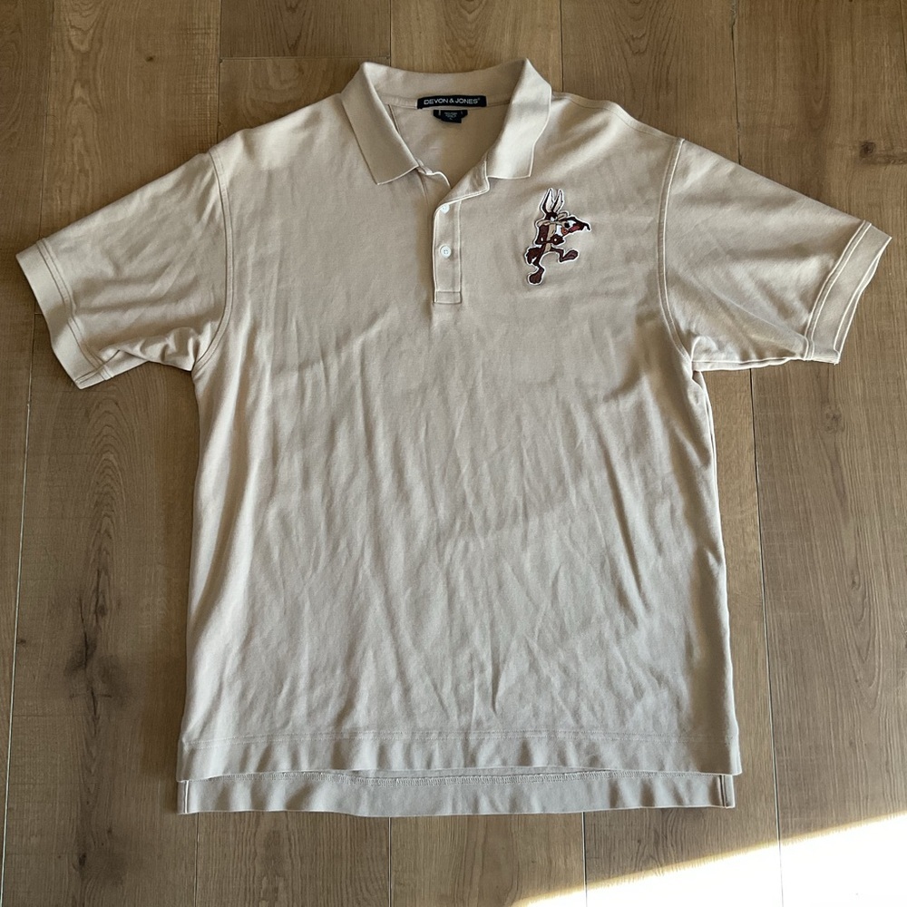 Devon & Jones Pima Cotton Polo Large Tan Wile E. Coyote Looney Tunes Embroidered